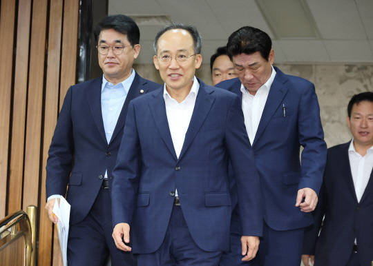 추경호 국민의힘 원내대표(가운데)가 20일 오전 국회에서 열린 원내대책회의에 참석하고 있다.<연합뉴스>